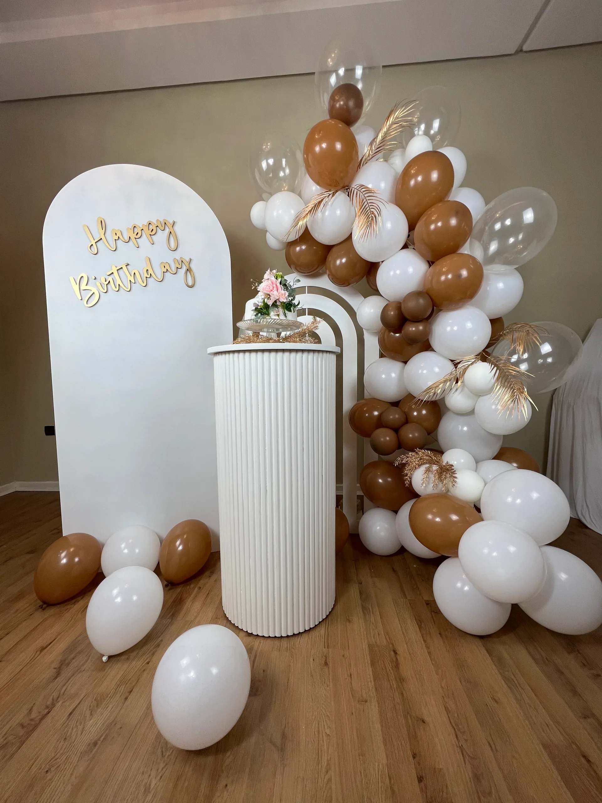 Anniversaire élégant avec gâteau, bougies, ballons dorés et fleurs