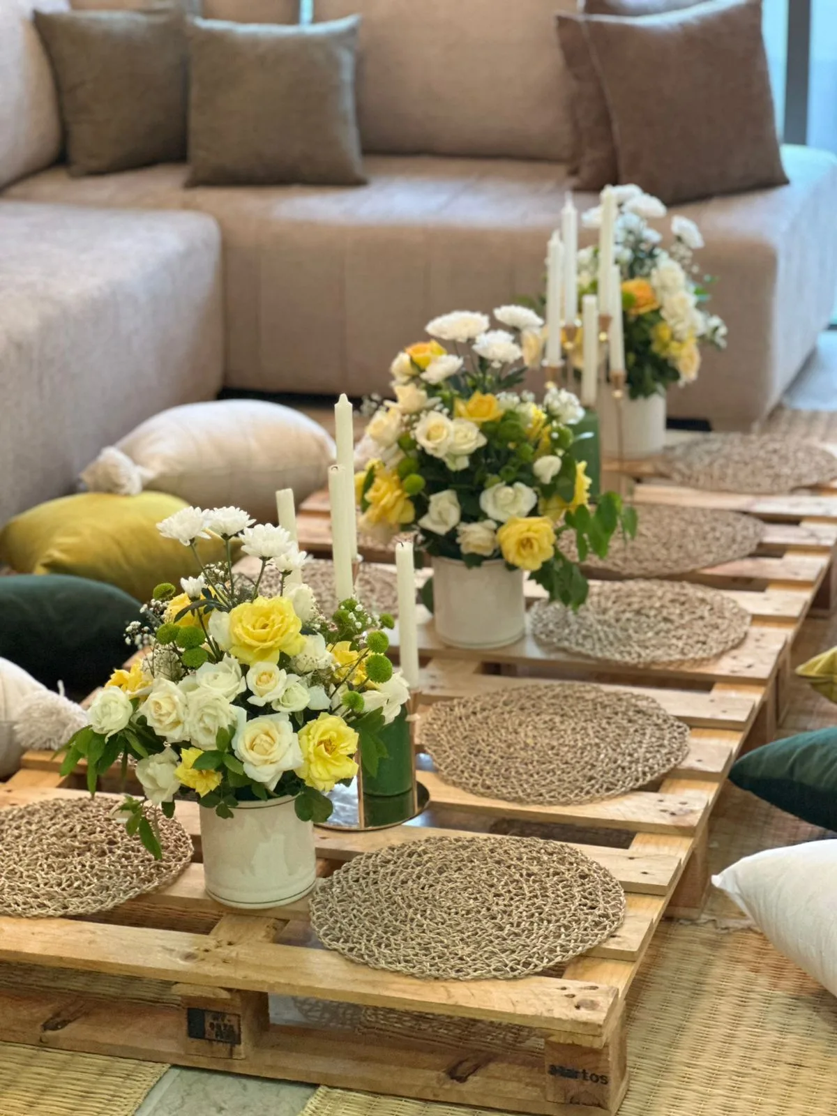 Réception privée élégante avec table dressée, fleurs et lumière dorée