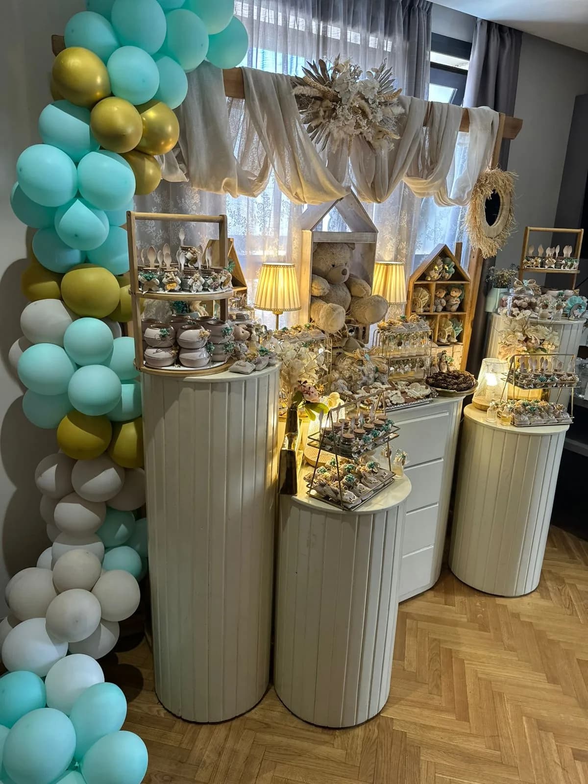 Décor de naissance complet avec table personnalisée et composition douce.
