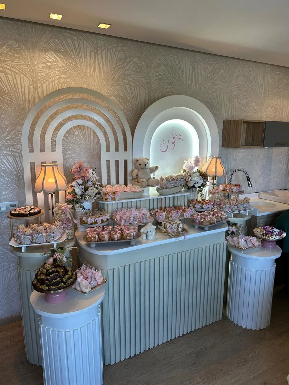 Décor de naissance complet avec table personnalisée et composition douce.