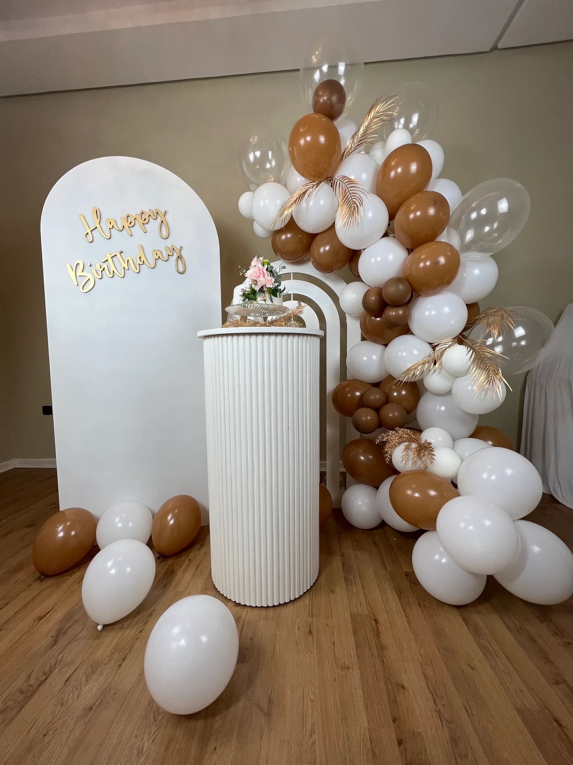 Décor d'anniversaire Sareine Craft avec scénographie festive et élégante.