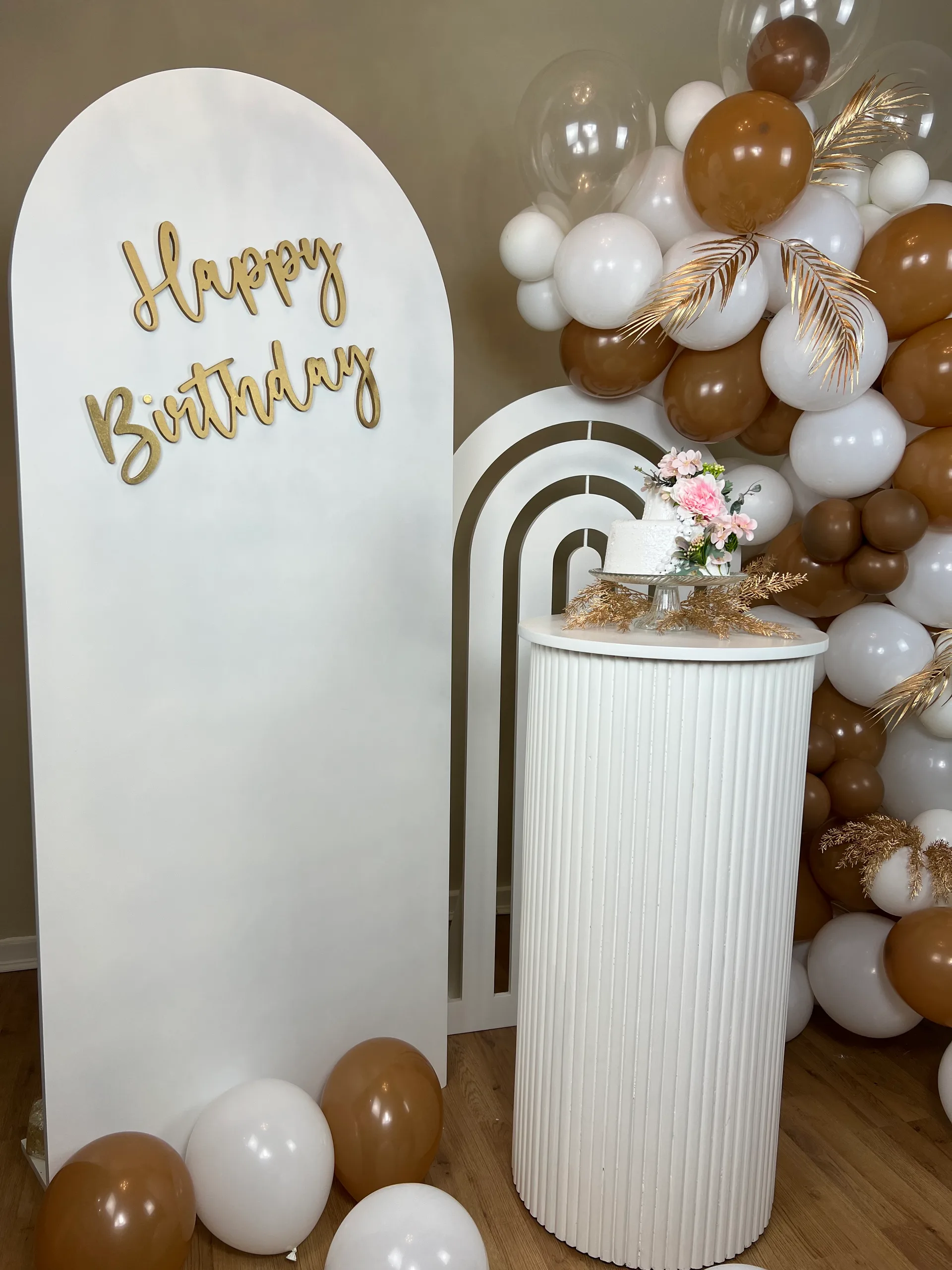 Décor d'anniversaire Sareine Craft avec scénographie festive et élégante.